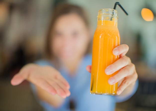 au petit déjeuner avec un jus d&#39;orange