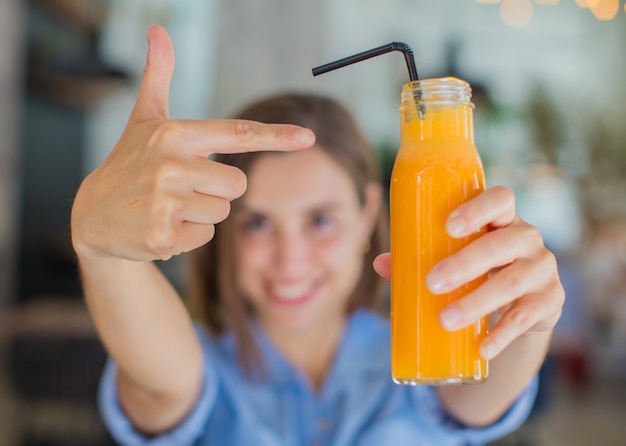 Photo au petit déjeuner avec un jus d'orange