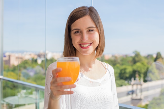 au petit déjeuner avec un jus d&#39;orange