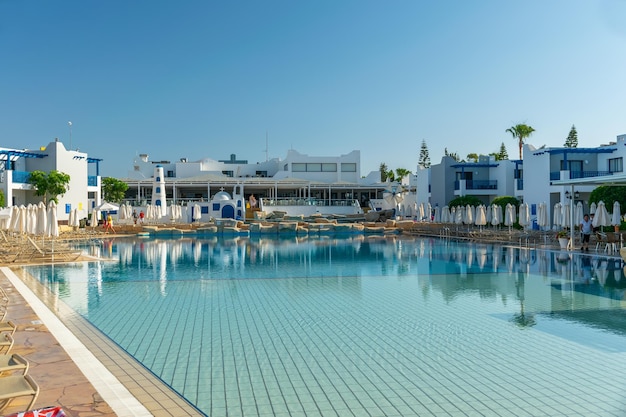 Au petit matin, les touristes trouveront une piscine avec de l'eau claire et chaude