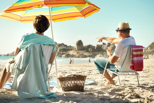 Au programme aujourd'hui Pure détente Photo d'un couple assis sur ses chaises tout en profitant d'une journée à la plage