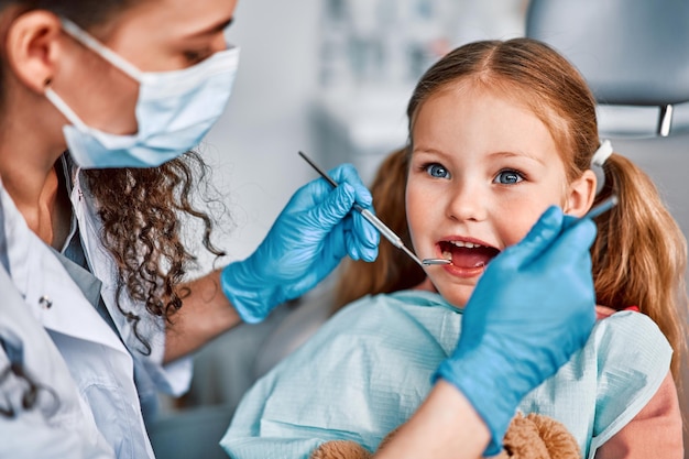 Au rendez-vous chez le médecin Portrait d'un enfant examiné par un dentiste