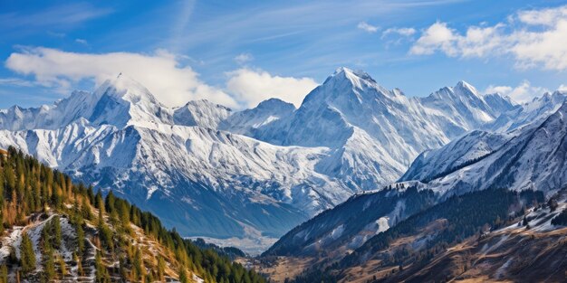 au sommet d'une chaîne de montagnes avec des sommets enneigés atteignant le ciel décrivez la grandeur et le maj