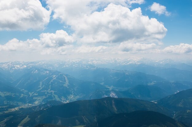 Au sommet du Dachstein et vue sur les montagnes alpines. Parc national en Autriche, Europe. Ciel bleu et nuageux en journée d'été