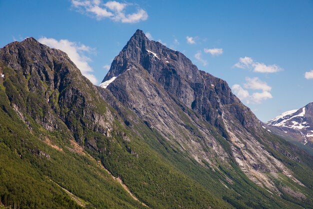 Au sommet du mont avec une vue incroyable sur les Alpes de Sunnmore en Norvège