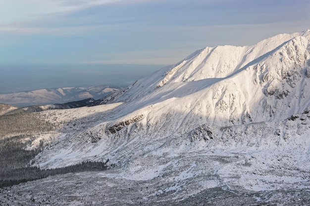 Au sommet de Kasprowy Wierch de Zakopane dans les Tatras en hiver. Zakopane est une ville de Pologne dans les Tatras. Kasprowy Wierch est une montagne à Zakopane et le domaine skiable le plus populaire de Pologne