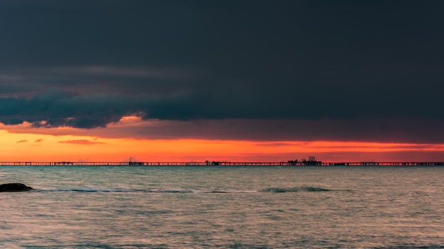 Aube ardente menaçante sur la mer