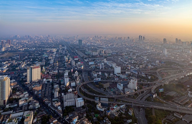 L'aube sur Bangkok Au plus fort d'un vol d'oiseaux Smog ville infernale