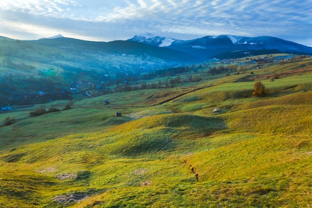 L'aube brumeuse en automne Montagne des Carpates, Ukraine (Mont Goverla et Petros au loin)