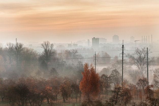 Photo aube brumeuse sur la ville.