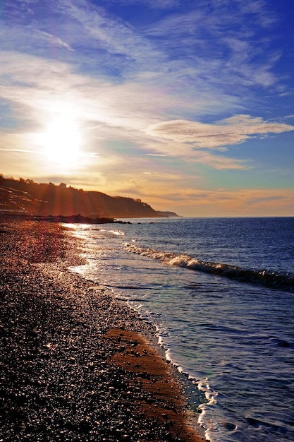 Photo aube colorée sur la mer. composition naturelle.