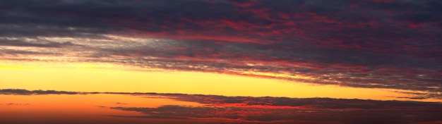 Aube ou coucher de soleil Nuages roses sur fond de ciel bleu