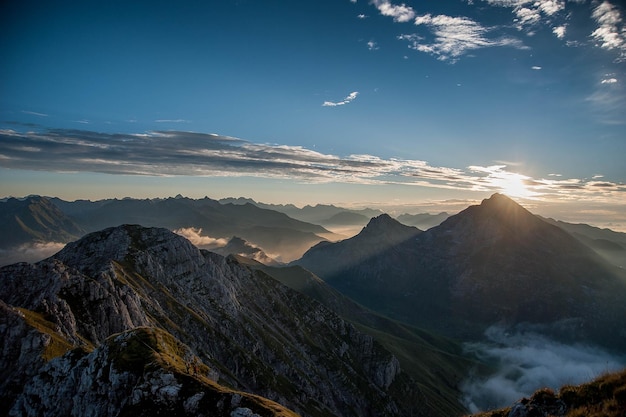 Aube dans la montagne