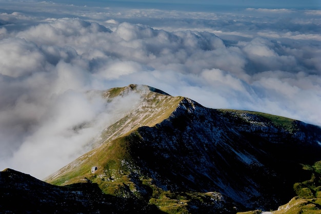 Aube dans la montagne