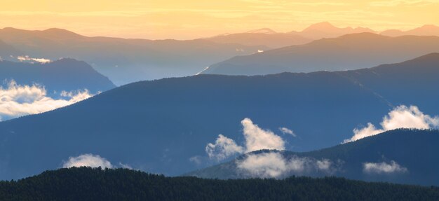 Aube dans les montagnes, paysage panoramique