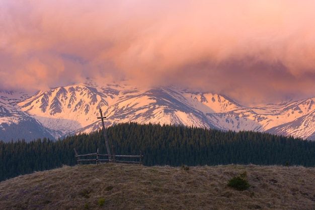 Aube dans les montagnes