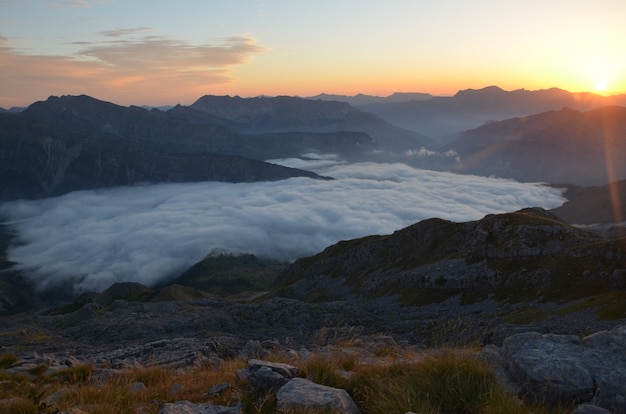 L&#39;aube dans les montagnes