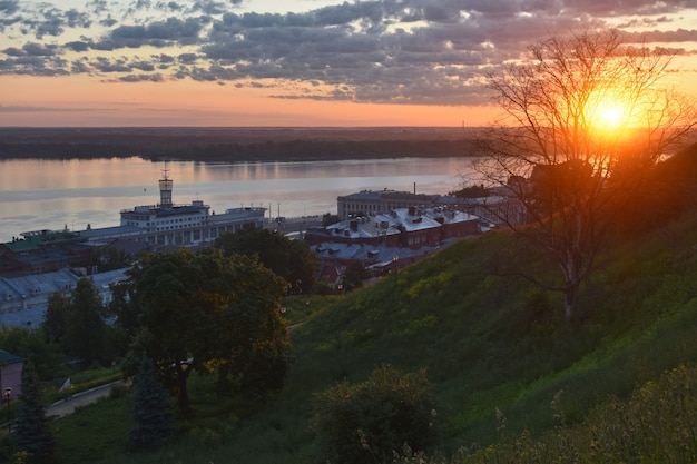 L'aube sur la digue de la Volga. Nijni Novgorod