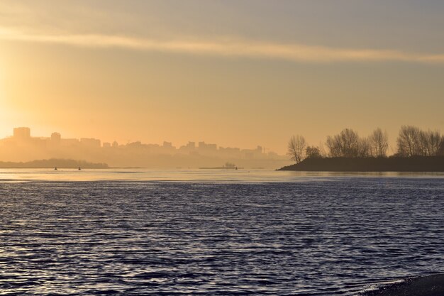 Aube dorée sur la rivière Ob