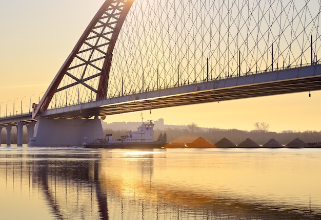 L'aube du pont Bugrinsky Pont routier moderne voûté sur la rivière Ob dans le matin d'or