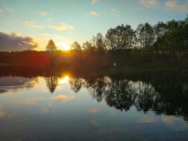 Aube du soleil sur un lac bleu à Kazan