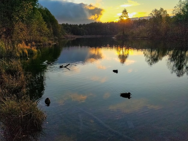 Aube du soleil sur un lac bleu à Kazan