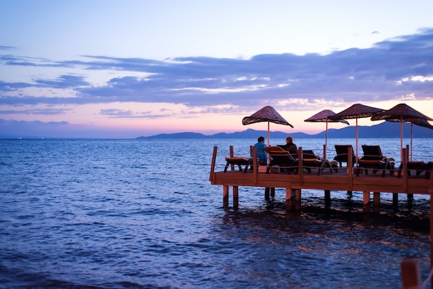 L&#39;aube du soleil se levant de l&#39;horizon de la mer.