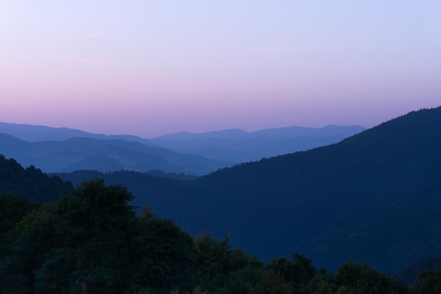 Aube d'été dans les montagnes