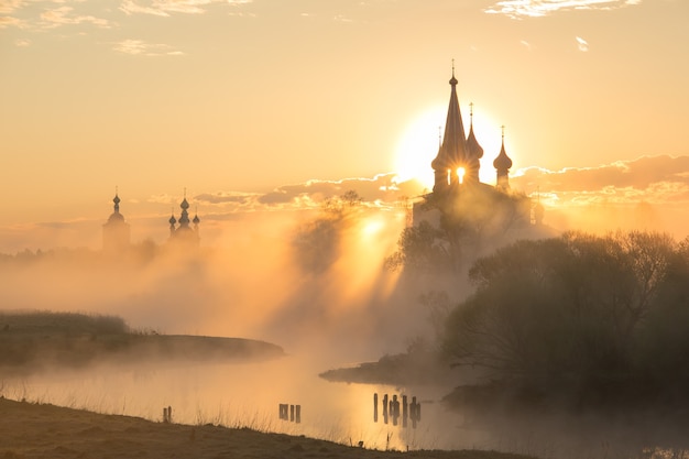 aube d'été sur le terrain le soleil dans le brouillard