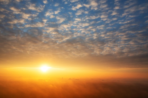 Aube jaune et bleue sur les nuages concept voyage et loisirs