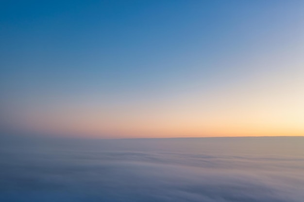 Aube jaune et bleue sur les nuages concept voyage et loisirs