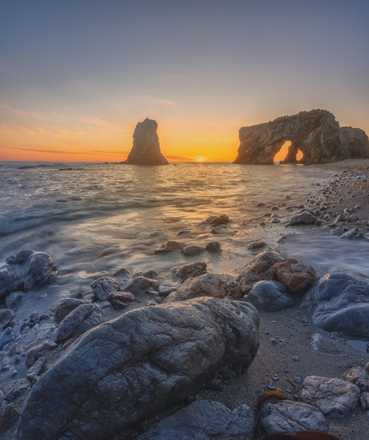 Aube lumineuse le Sakhalin Cape Gianton en Russie.