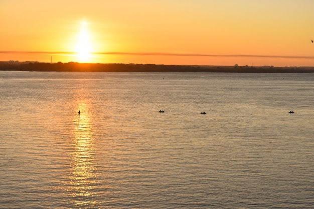 aube lumineuse sur la Volga