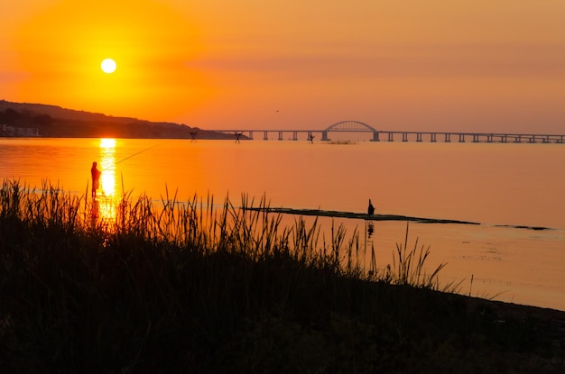 Aube sur la mer au petit matin d'été.