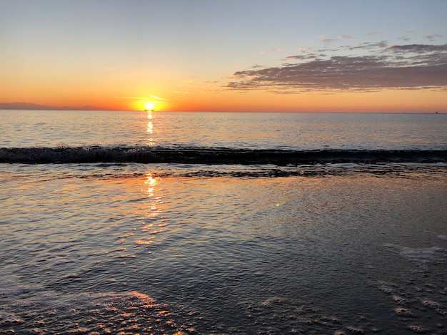 L'aube en mer plage de sable Rhodes Grèce