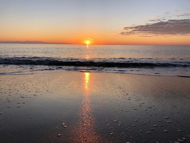 L'aube en mer plage de sable Rhodes Grèce