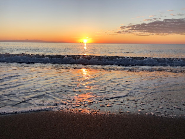 L'aube en mer plage de sable Rhodes Grèce