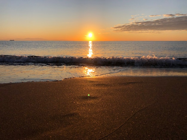 L'aube en mer plage de sable Rhodes Grèce