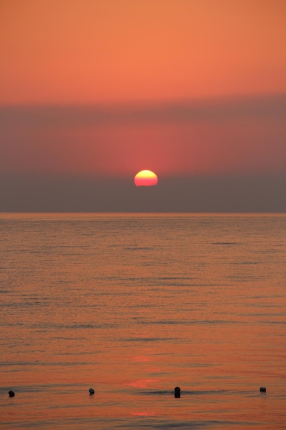 Aube de la mer rouge depuis la mer en été