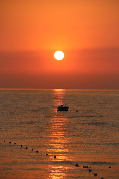 Aube de la mer rouge depuis la mer en été