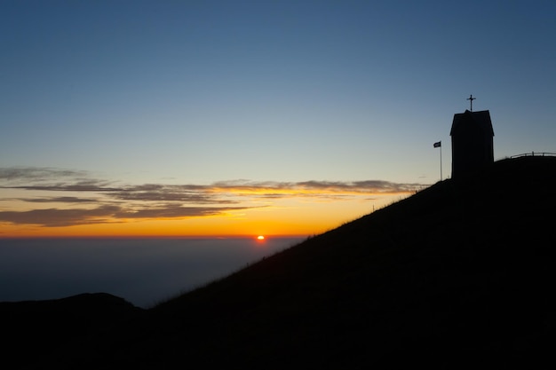 L'aube à la petite église du mont Grappa paysage Italie