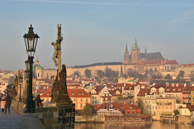 Aube sur le pont Charles à Prague