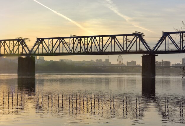 L'aube sur le pont de l'Ob