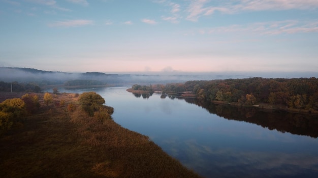 Aube à la rivière paysage. automne. forêt de chênes. Vue aérienne