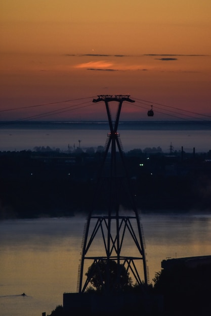 l'aube sur le téléphérique de l'autre côté de la rivière