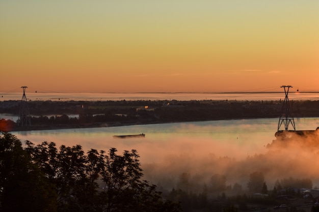 l'aube sur le téléphérique de l'autre côté de la rivière