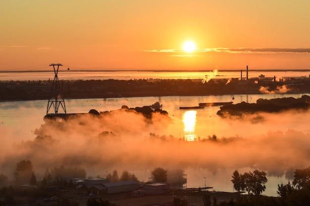 l'aube sur le téléphérique de l'autre côté de la rivière