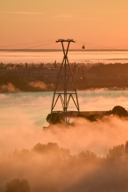 l'aube sur le téléphérique de l'autre côté de la rivière