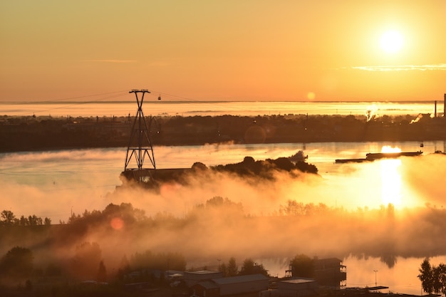 l'aube sur le téléphérique de l'autre côté de la rivière