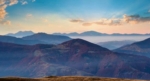 Aube tôt dans les montagnes